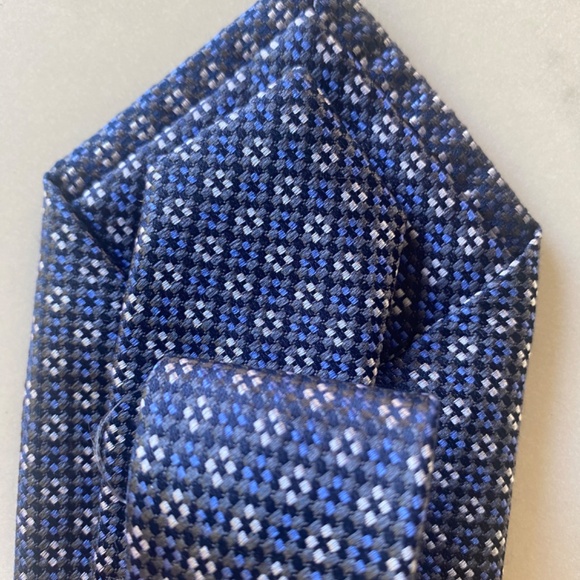 Silk tie with tiny flower pattern in blue and black sil - Picture 5 of 5